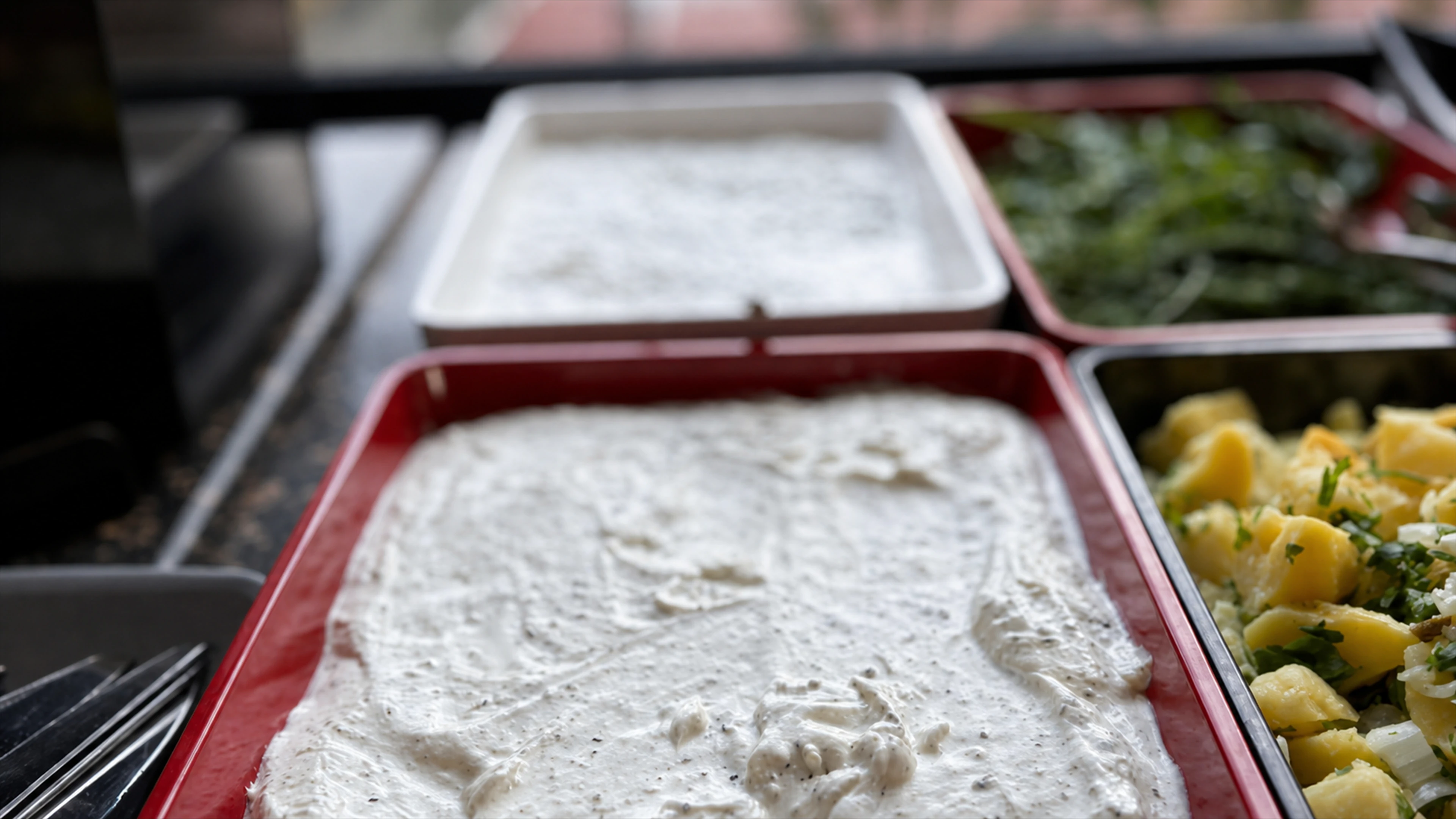 Vivelle Beach Hotel açık büfe yoğurt ve meze sunumu