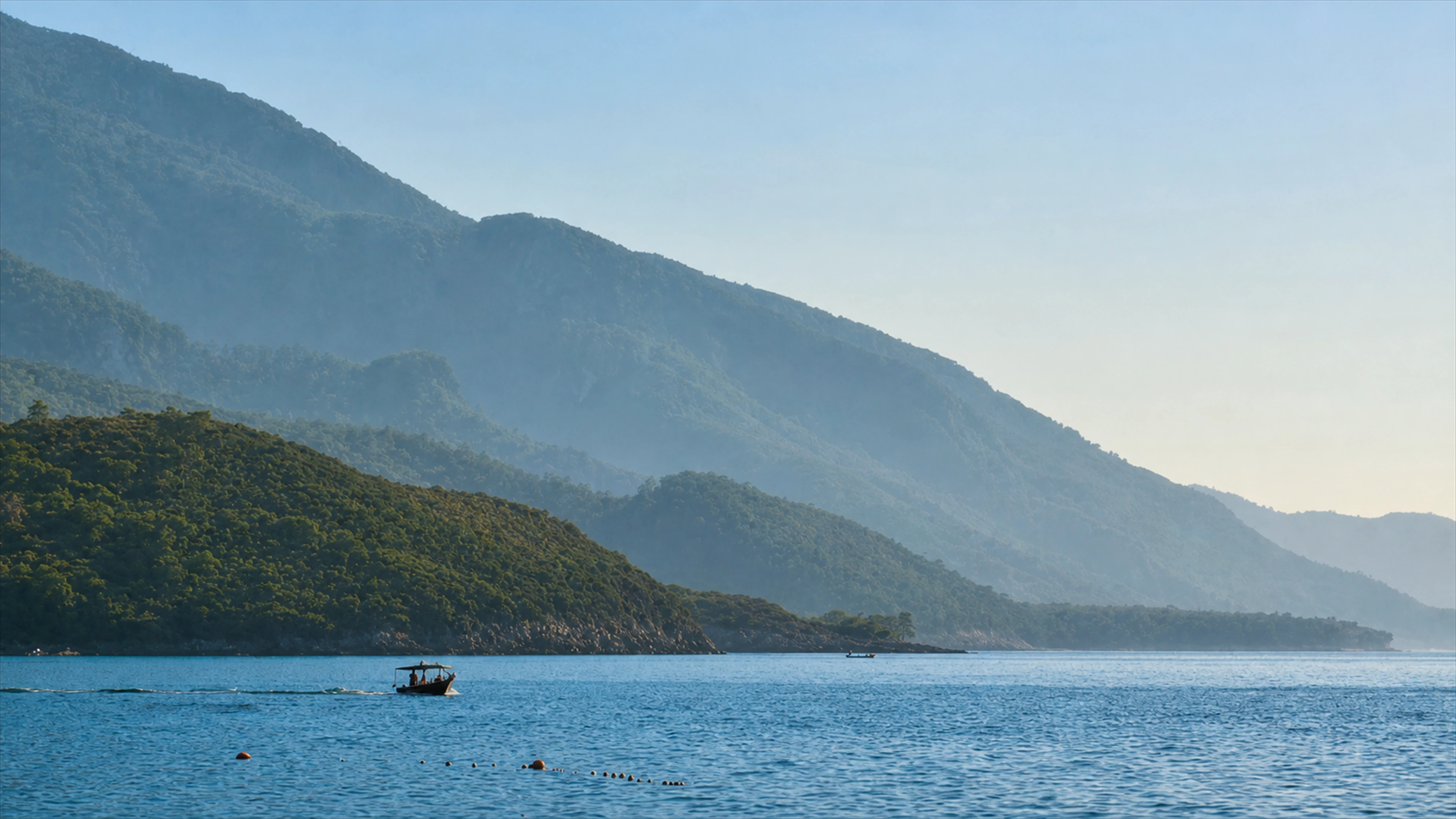 Güzelçamlı dağ ve deniz manzarası