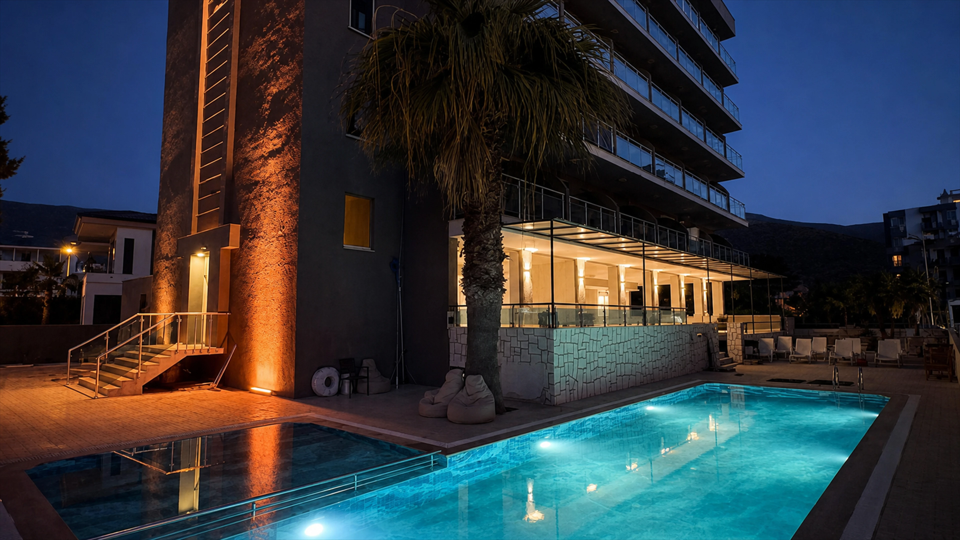 Vivelle Beach Hotel gece havuz görünümü