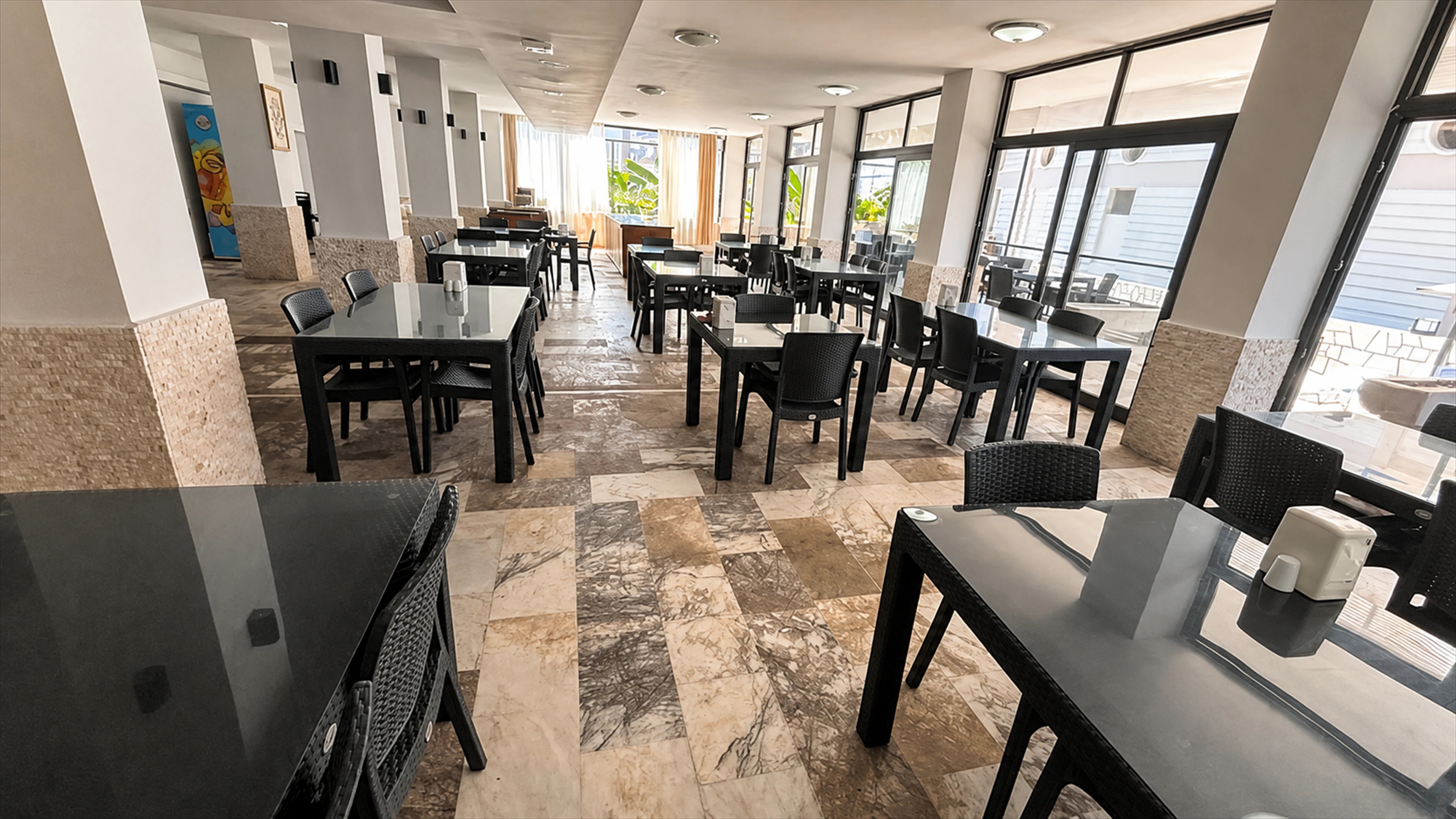 Vivelle Beach Hotel restoran alanı