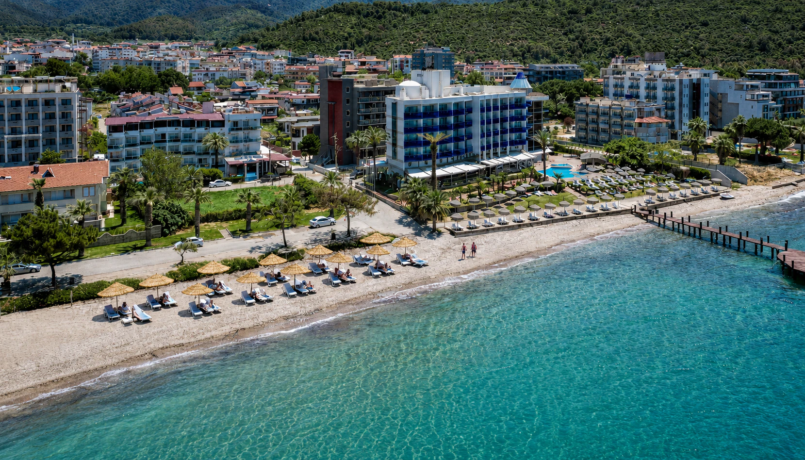 Vivelle Beach Hotel havuz, sahil ve berrak deniz manzarası